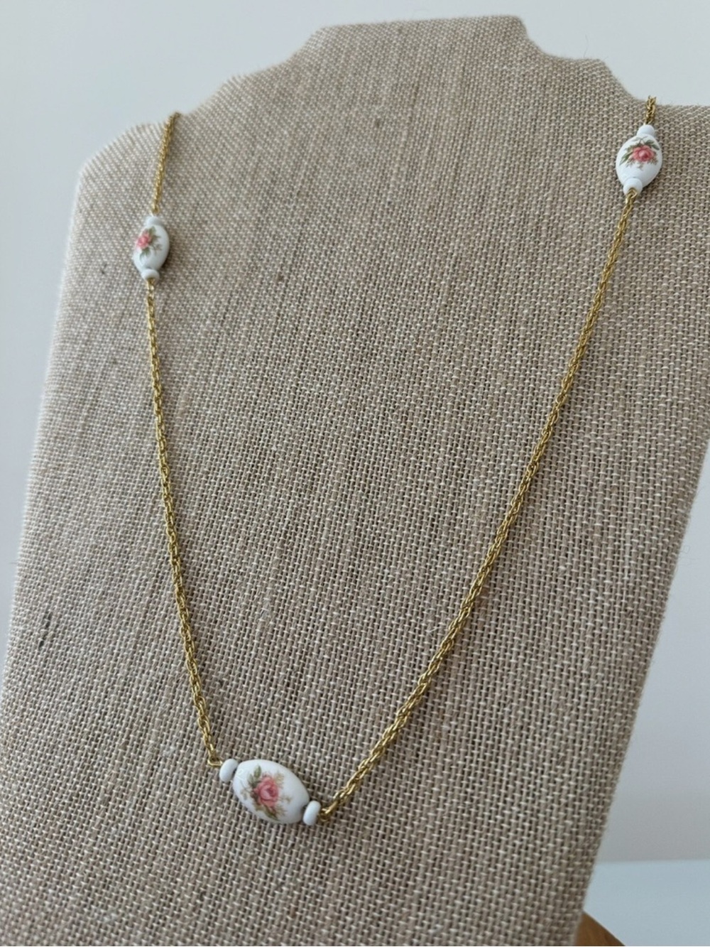 Vintage 1950s Beaded Necklace Porcelain Beads White Pink Roses Gold Tone